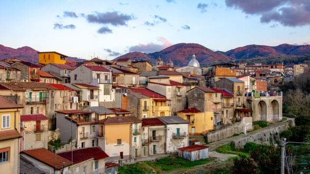 Pemandangan Cinquefrondi ini dikenal sebagai "Zipper Town". (CNN/Tullio Pronesti)