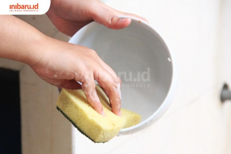 Spons cuci piring. (Inibaru.id/ Triawanda Tirta Aditya)