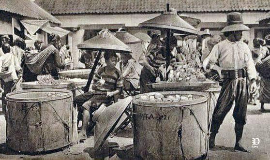 Pedagang kerupuk di Pasar Rejowinangun, Magelang pada 1910. (Pinterest/Oud Indie)&nbsp;
