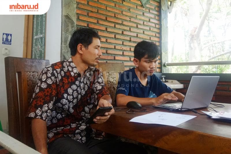 Edy Supratno, Kepala Sekolah Omah Dongeng Marwah tengah bersama Orion Bima Wicaksana. (Inibaru.id/ Rafida Azzundhani)