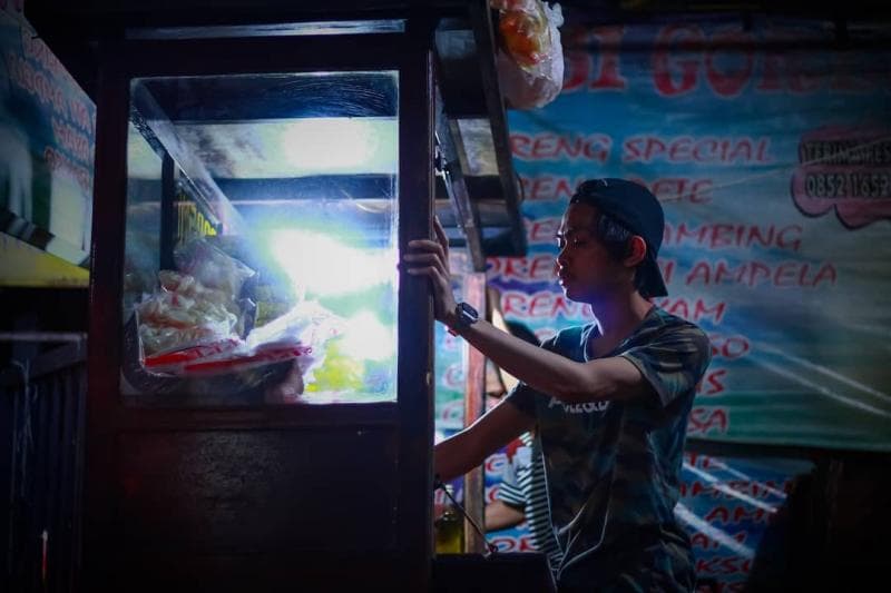 Pedagang nasi goreng gerobakan odentik dengan laki-laki. (Instagram.com/witto_suqardie) 