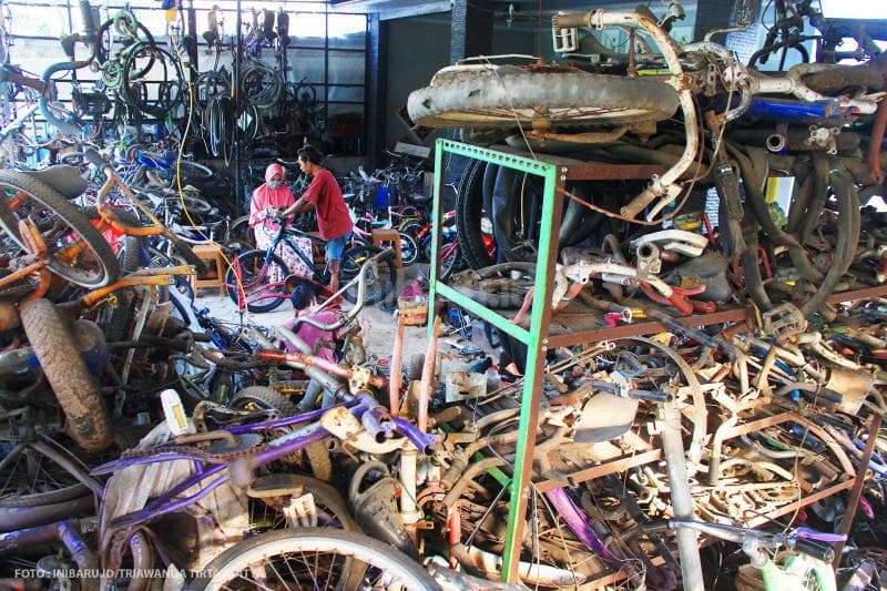 Suasana bengkel X-San Bike yang terdapat banyak tumpukan sepeda bekas.<br>