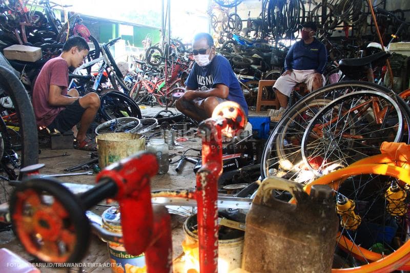 Pengunjung datang ke bengkel sepeda X-San Bike menggunakan masker.<br>