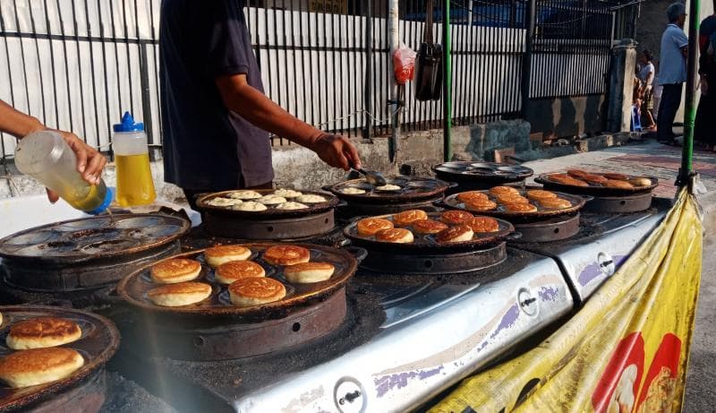 Penjual kue kamir di pinggir jalan. (Twitter/AzzamID)