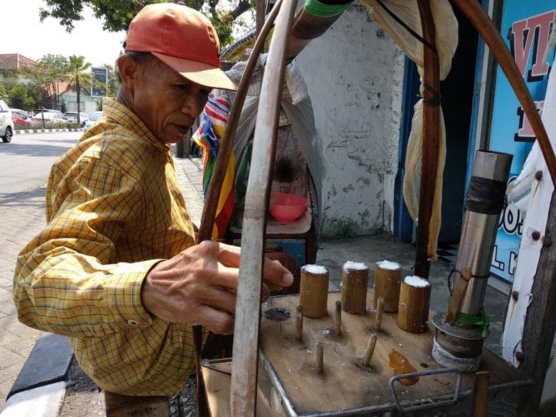 Paijo menjual Kue Putu Bumbung di Kota Semarang sejak 1979. (Semaranginside/Ade Lukmono)