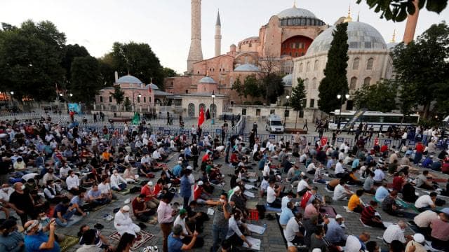 Warga muslim Turki langsung melaksanakan salat berjamaah di depan Hagia Sophia. (Reuters)<br>