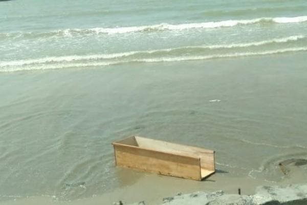 Peti jenazah yang dibuang ke laut. (RadioR2B)<br>
