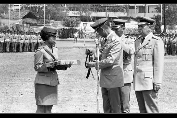 Serah terima jabatan Kapolri antara Jenderal Hoegeng Iman Santoso kepada penggantinya Moh Hassan oleh Presiden Soeharto pada 1971. (Kompas/Pat Hendranto)