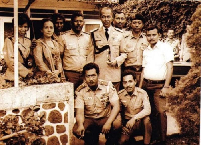Foto repro Ensklopedi Kapolri Jenderal Polisi (purn) Hoegeng Imam Santoso (berdiri, tengah). (IDN Times/Anabel Yevina Mulyadi Wahyu)