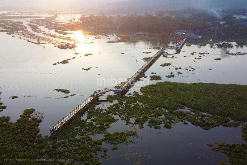 Foto udara Jembatan Biru Sumurup sepanjang 200 meter yang ada di pinggir danau Rawa Pening.<br>