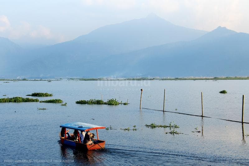 Penumpang bisa jalan-jalan keliling Rawa Pening dengan moda air perahu.<br>