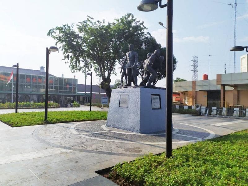 Monumen Tekad Merdeka ditonjolkan di Kawasan Plaza Stasiun Pasar Senen. (PT KAI)