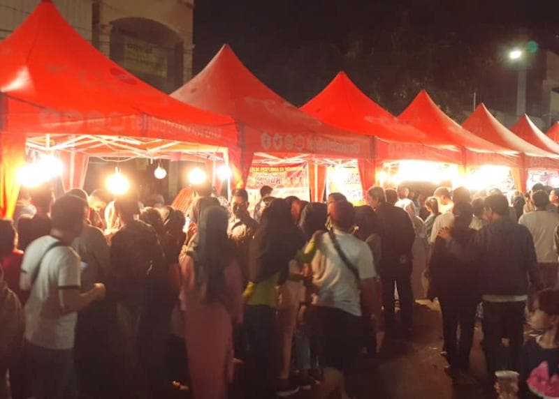 Antusiasme masyarakat saat peresmian Jalan Depok sebagai salah satu pusat kuliner di Kota Semarang, Jumat (24/1). (Inibaru.id/ Sitha Afril)<br>