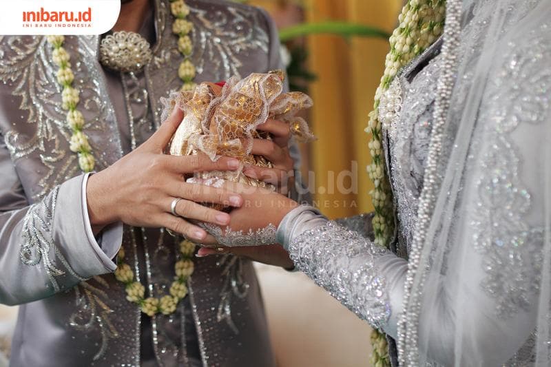 Ilustrasi: Mitos larangan pernikahan anak pertama dengan anak ketiga. (Inibaru.id/ Triawanda Tirta Aditya)