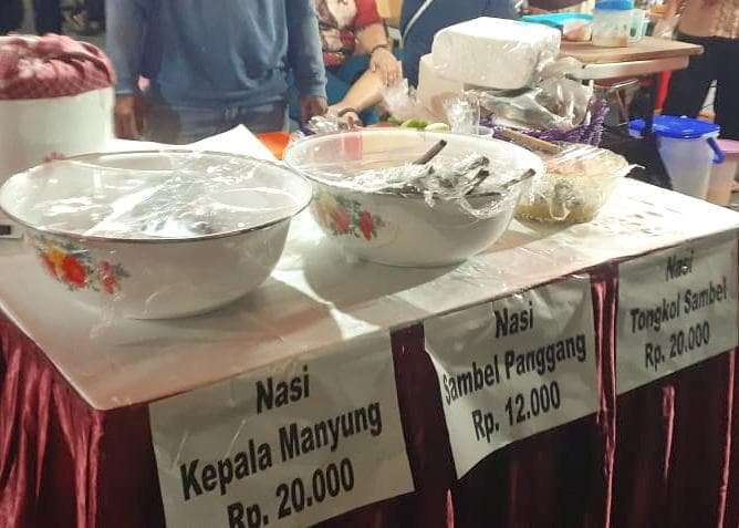 Ramah di dompet, berbagai kuliner yang dijajakan di Jalan Depok dibandrol dengan harga yang terjangkau. (Inibaru.id/ Sitha Afril)