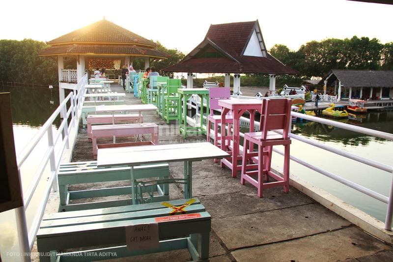 Millens bisa menikmati udara sore hari sambil menyantap hidangan khas Semarang di jembatan ini.<br>