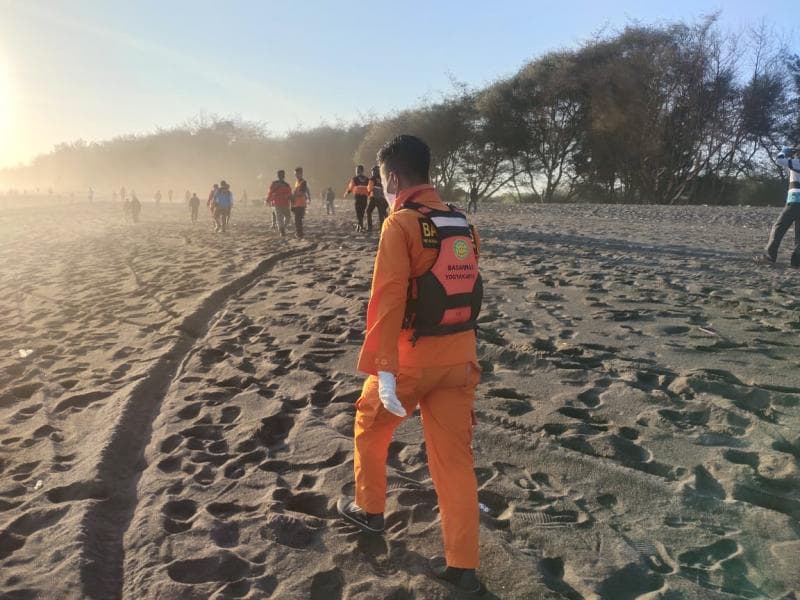 Pencarian korban terseret ombak di Pantai Goa Cemara. (Cakrawala)<br>