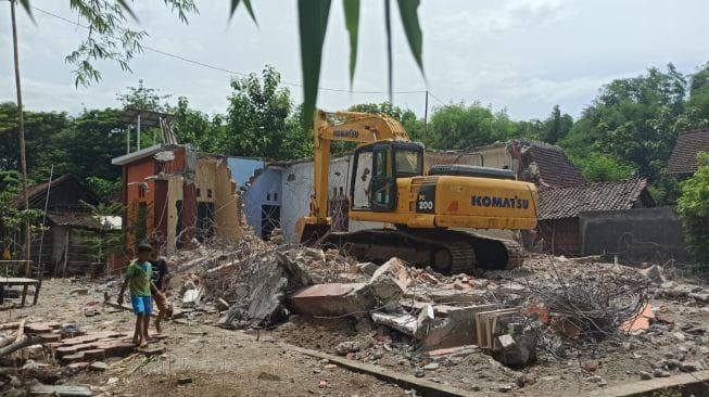 Viral! Istri Pertama Hancurkan Rumah Istri Kedua Pakai Ekskavator