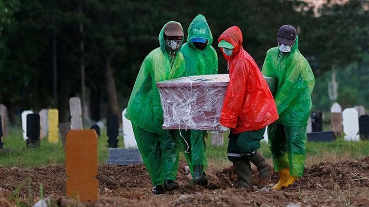 Ilustrasi: para penggali kubur mengangkat peti jenazah corona dengan perlengkapan seadanya. (Tempo)<br>