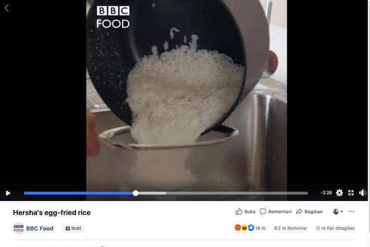 Mencuci nasi yang sudah matang. (BBC Food)