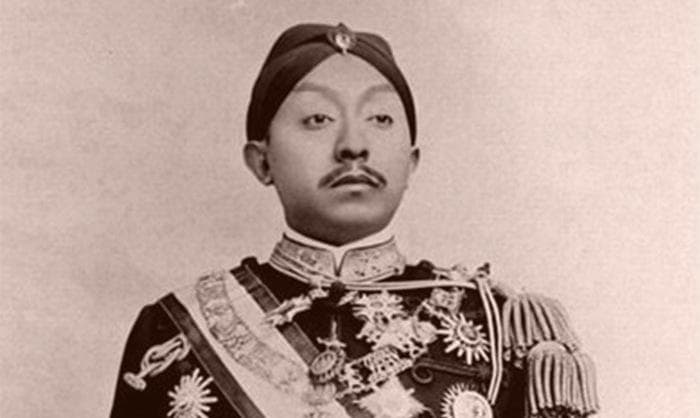 Pakubuwono X dicintai rakyatnya karena dikenal pintar dan dermawan (Surabayaonline).