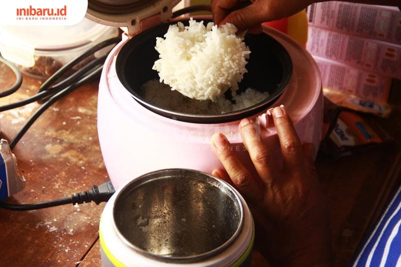 Meski tinggal pencet, orang masih saja melakukan kesalahan saat menanak nasi pakai rice cooker. (Inibaru.id/ Triawanda Tirta Aditya)