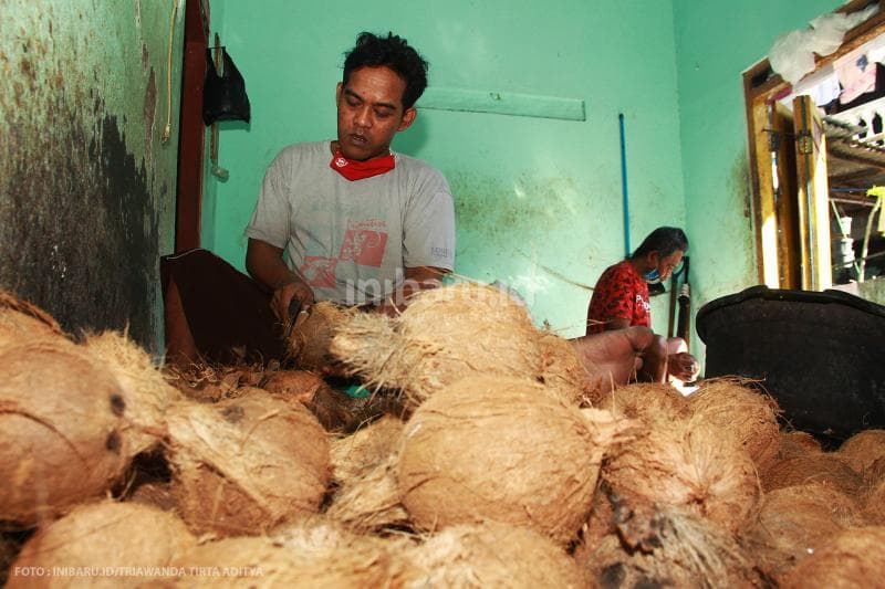Para karyawan pak Chandra mulai mengolah kelapa muda sejak jam 7 pagi.<br>