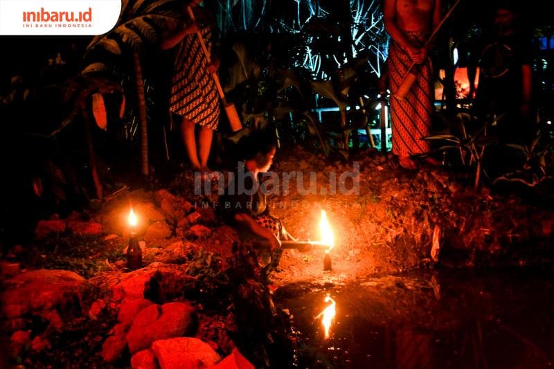 Ritual Sura Wiwitan di Sendang Mintoloyo. (Inibaru.id/ Audrian F)<br>