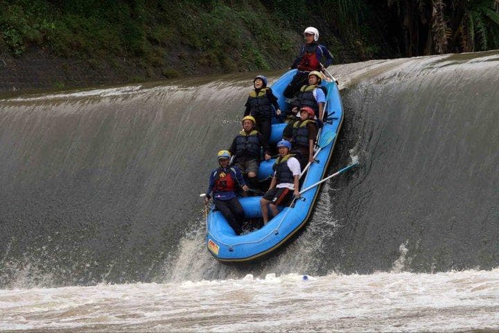 Jeram di Sungai Progo termasuk menantang bagi para pencinta wisata ekstrem. (Jeda)