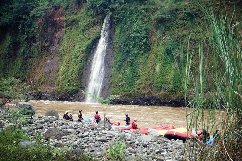 Para wisatawan yang rafting di Sungai Progo bisa menikmati air terjun di salah satu spot yang dilewati. (Spadepicnic)