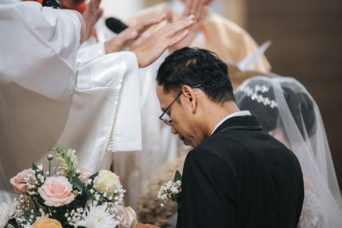 Sah atau tidaknya pernikahan tergantung kepercayaan dan agama masing-masing. (Bridestory)