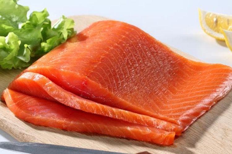 Kalau kucingmu suka ikan, bahan salmon sangat baik. (shutterstock)