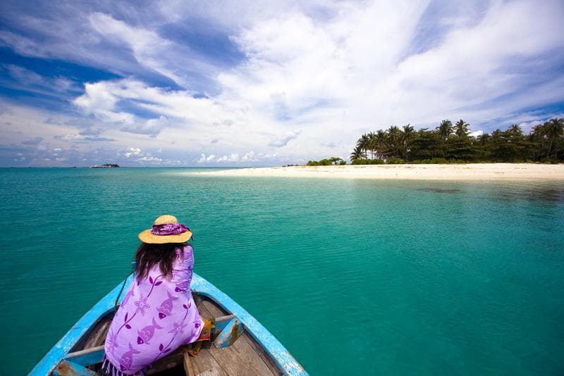 Menyewa kapal secara pribadi bisa kamu pilih agar island hopping-mu lebih eksklusif dan nyaman. (Pesona Indonesia)