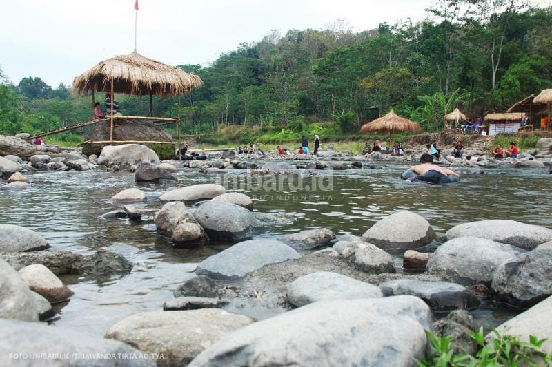 Wisata air ni persis berada di Sungai Kaligarang, lokasinya ada di tengah hutan.<br>