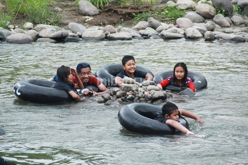 Kamu nggak perlu khawatir akan banjir bandang, karena warga selalu mengawasi beberapa titik sungai Kaligarang.<br>