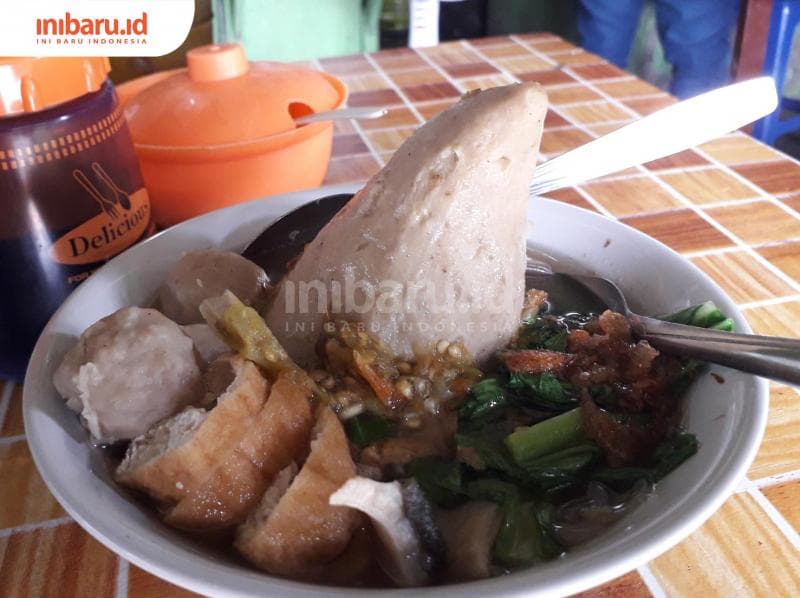 Siap-siap Kenyang Nggak Ketulungan dengan Semangkuk Bakso Gunung Ikhlas