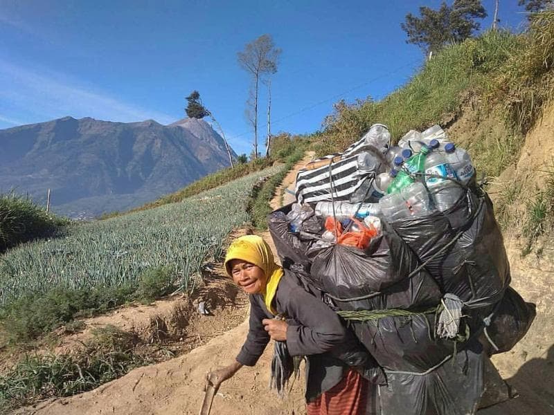 Mbah Bingah saat membawa sampah yang dia pungut di Gunung Merbabu. (Instagram/Indoflashlight)