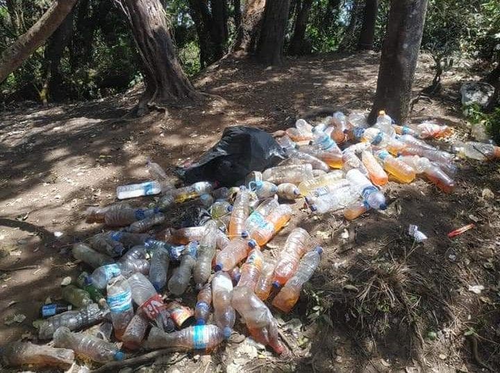 Sampah berserakan kini menjadi pemandangan yang biasa di jalur pendakian gunung. (Twitter/Pendakilawas)