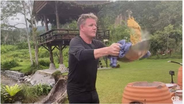 Gordon Ramsay saat membunjukkan kebolehannya memasak nasi goreng. (Youtube/gordonramsay)