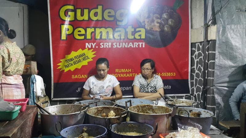 Warung Gudeg di Yogyakarta seringkali baru buka tengah malam sampai subuh. (Twitter.com/yudhayuliardi)