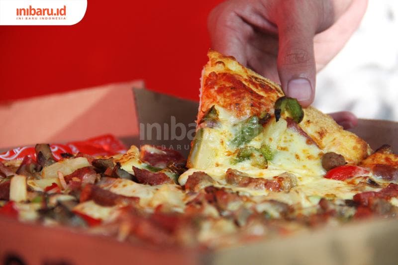 Penjualan pizza di pinggir jalan dipengaruhi kondisi pandemi Covid-19. (Inibaru.id/Triawanda Tirta Aditya)