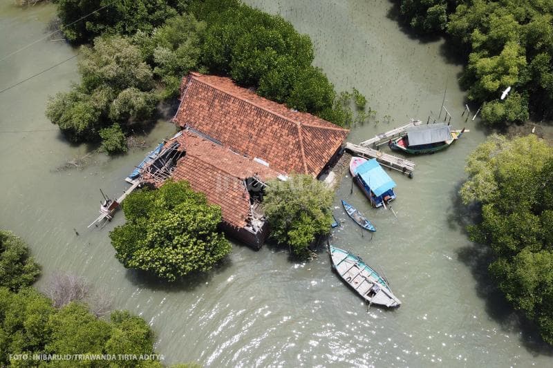Rumah Pasijah sudah terendam air laut sejak 2005 silam.<br>