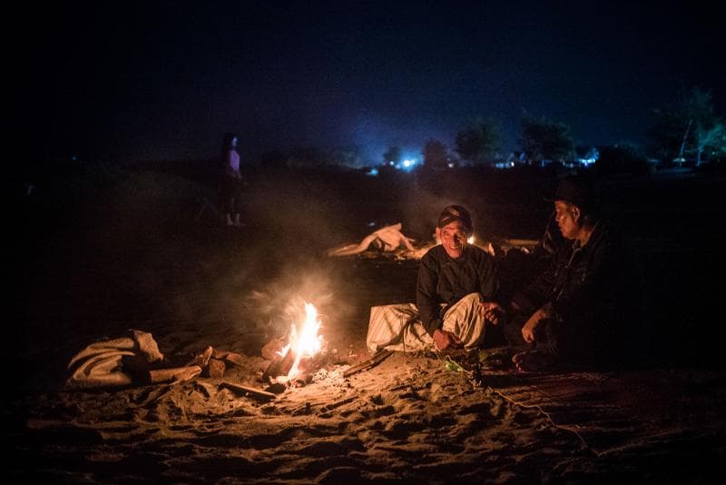 Ilustrasi:&nbsp;Pada malam Selasa Kliwon atau malam Jumat Kliwon, sebuah ritual dijalani para penganut Kejawen di Pantai Parangkusumo, Bantul, Yogyakarta. (Beritagar/Suryo Wibowo)