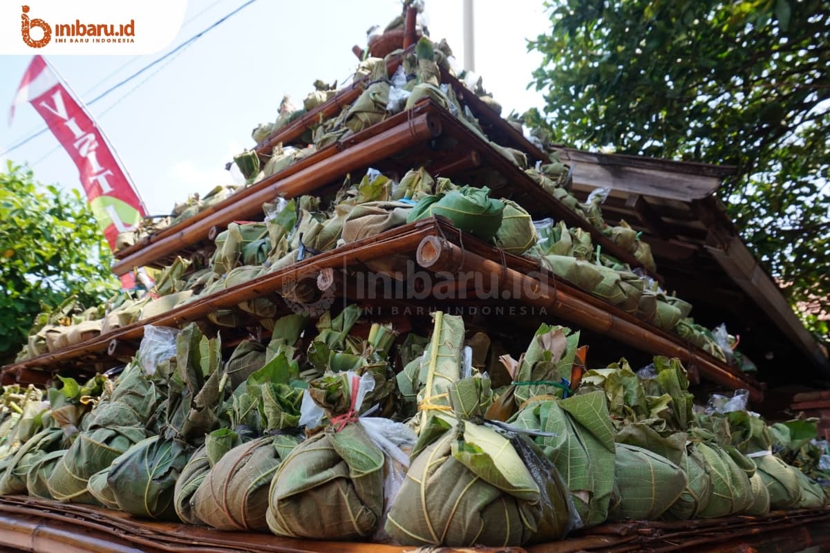 Tandu nasi kepel saat acara Festival Ampyang Maulid di Desa Loram Kulon, Kecamatan Jati, Kudus. (Inibaru.id/ Ida Fitriyah)