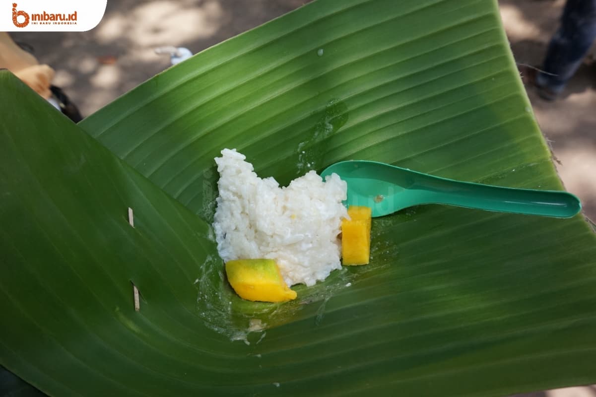 Mango sticky rice disajikan dalam wadah pincuk. (Inibaru.id/ Ida Fitriyah)