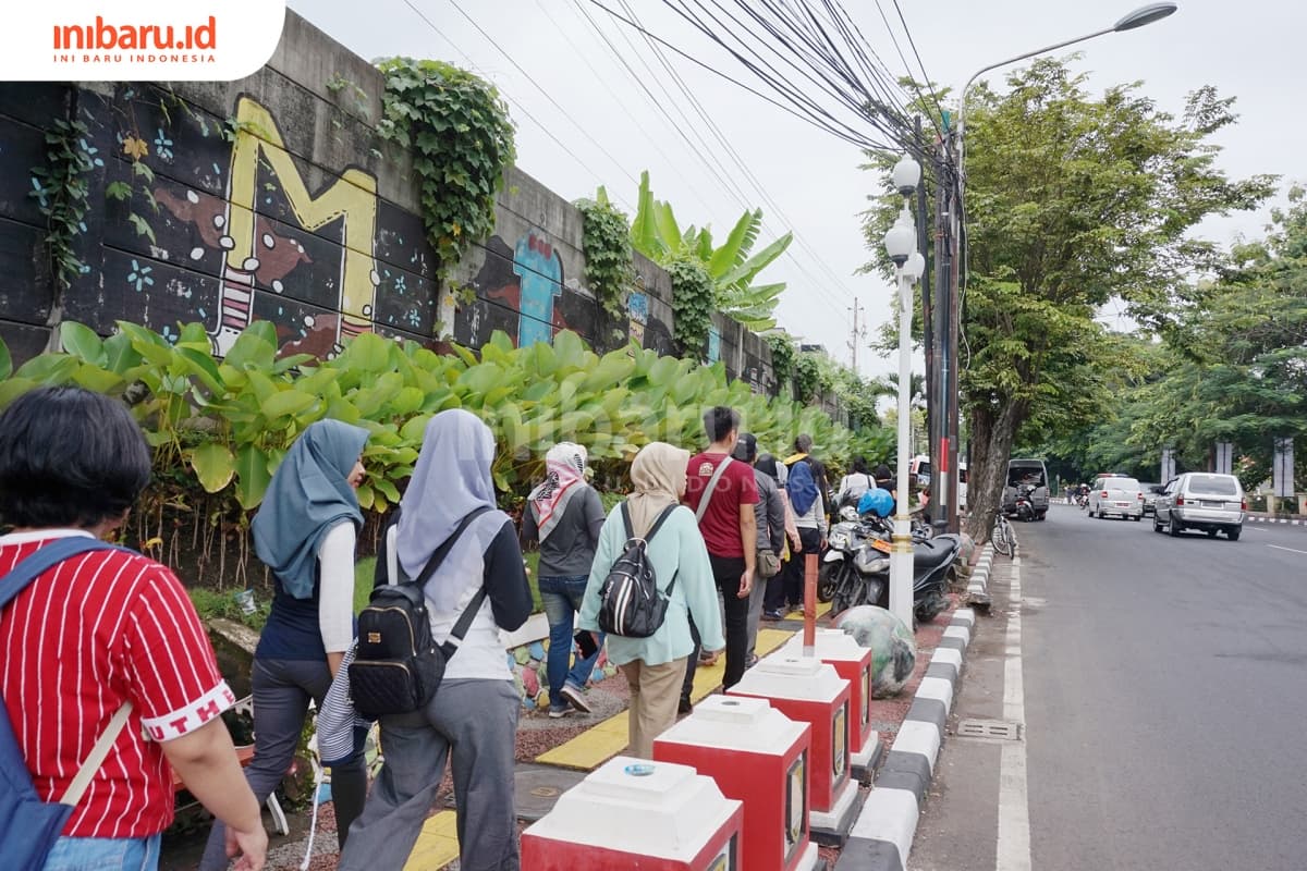 Para peserta Bersukaria Walk berjalan kaki di jalur pedestrian Jalan Veteran Semarang. (Inibaru.id/ Ida Fitriyah)