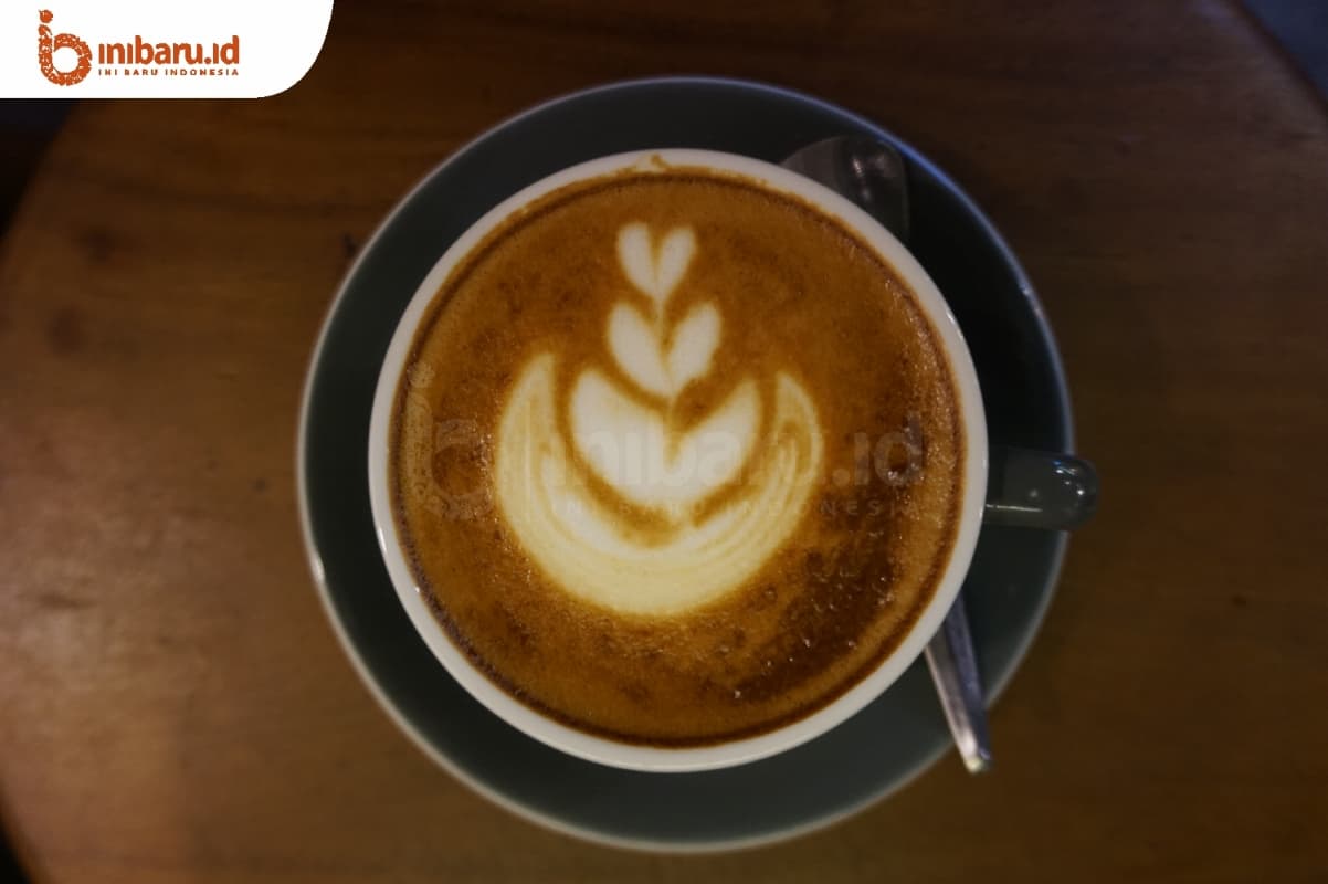 Sajian cafe latte di Coffee Folia, Semarang. (Inibaru.id/ Ida Fitriyah)