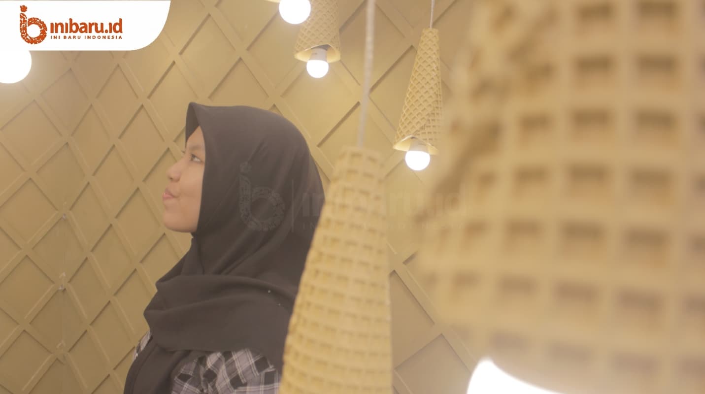 Cone terbalik adalah spot foto favorit pengunjung di Ice Cream World Semarang. (Inibaru.id/ Setiarama)