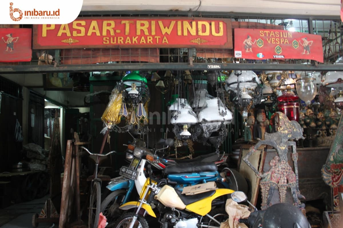 Nggak hanya menjual barang-barang antik, Pasar Triwindu juga cocok untuk lokasi foto instagenik. (Inibaru.id/ Verawati Meidiana)