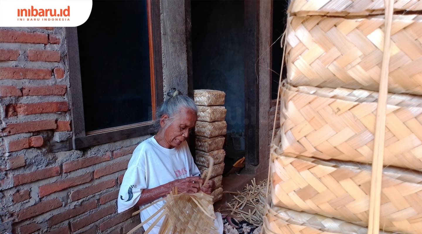 Seorang pengrajin di Desa Kendengsidialit sedang menyelesaikan anyaman besek. (Inibaru.id/ Pranoto)